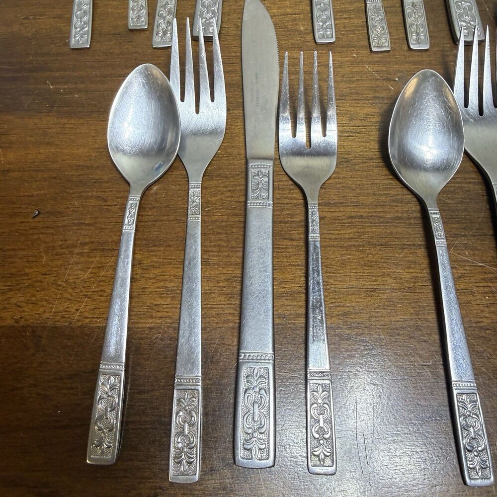 MCM Customcraft Stainless CUS3 Fleur De Lis Flatware 20 Piece Knife Spoon 2 Fork - Picture 4 of 8